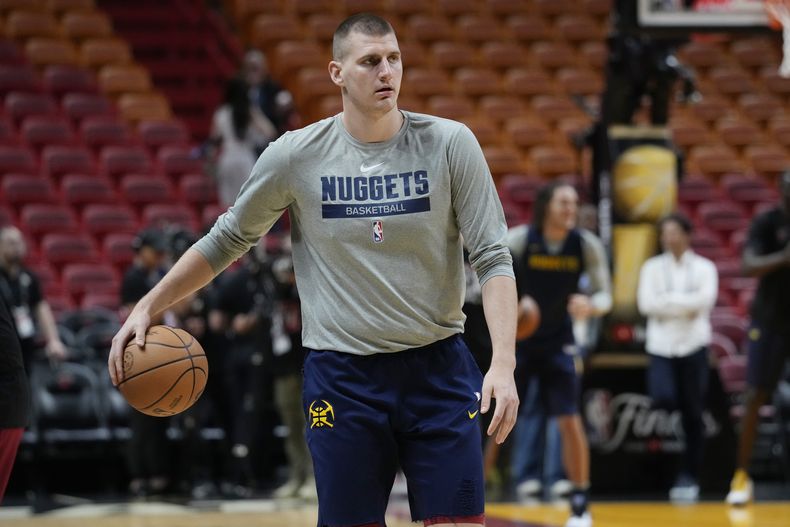 Nikola Jokic, pívot serbio de los Nuggets de Denver, calienta durante una práctica en Miami, el martes 6 de junio de 2023 (AP Foto/Marta Lavandier)