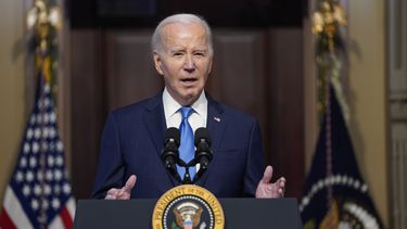 ARCHIVO - El presidente Joe Biden ofrece un discurso durante una cumbre sobre infraestructura en las instalaciones de la Casa Blanca, el miércoles 13 de diciembre de 2023, en Washington. (AP Foto/Evan Vucci, archivo)