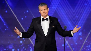 El secretario de Defensa de Estados Unidos, Pete Hegseth, abre los brazos mientras habla en el evento de los Premios Patriot de FOX Nation el jueves 6 de noviembre de 2025, en Greenvale, Nueva York. (AP Foto/Frank Franklin II)