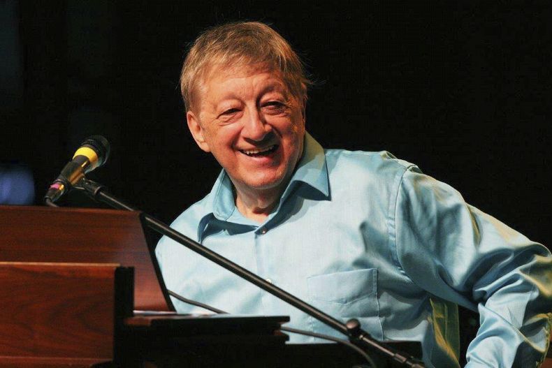 Esta foto sin fecha, proporcionada por los Red Wings de Rochester, muestra al organista Fred Costello (Rochester Red Wings via AP)