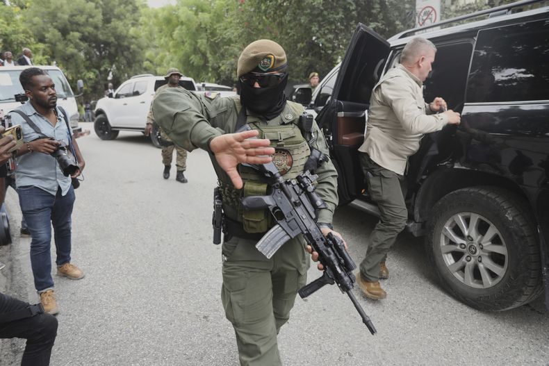 Elementos de la seguridad del presidente colombiano Gustavo Petro vigilan en el consulado de Colombia, el viernes 18 de julio de 2025, en Puerto Príncipe, Haití. (AP Foto/Odelyn Joseph)
