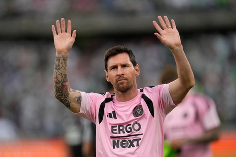 Lionel Messi del Inter Miami saluda a la afición antes del amistoso internacional ante el Atlético Nacional en Colombia el sábado 31 de enero del 2026. (AP Foto/Fernando Vergara)
