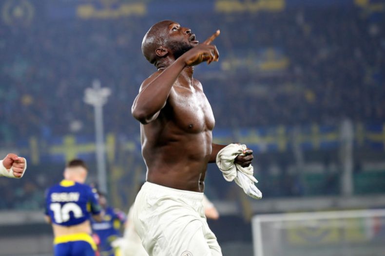 Romelu Lukaku (derecha) celebra tras anotar el segundo gol de Napoli durante el partido contra Hellas Verona en la Serie A italiana, el sábado 28 de febrero de 2026. (Paola Garbuio/LaPresse vía AP)