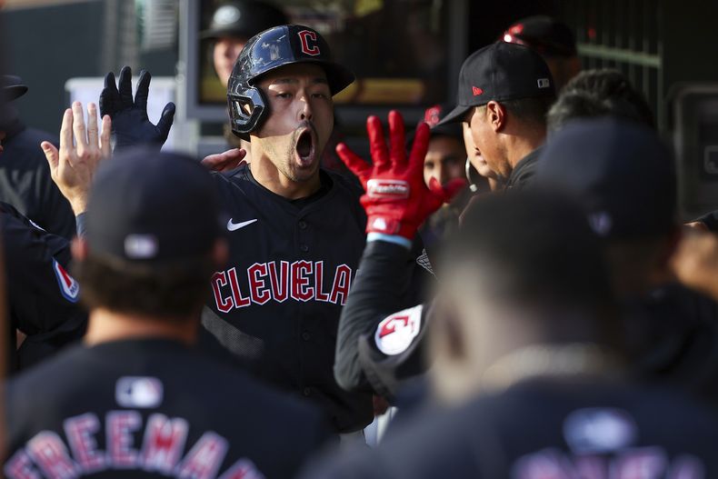 Steven Kwan de los Guardianes de Cleveland celebra su jonrón en la primera entrada del juego ante los Mellizos de Minnesota el sábado 10 de agosto del 2024. (AP Foto/Matt Krohn)
