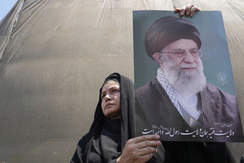 Una manifestante sostiene un cartel con la imagen del líder supremo de Irán, el ayatolá, Ali Jamenei, en una concentración contra Israel, en Teherán, Irán, el 13 de junio de 2025. (AP Foto/Vahid Salemi)