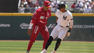 Robinson Canó de los Diablos Rojos de México etiqueta a Oswaldo Carera de los Yanquis en el juego de exhibición en el Estadio Alfredo Harp en Ciudad de México el domingo 24 de marzo del 2024. (AP Foto/Fernando Llano)