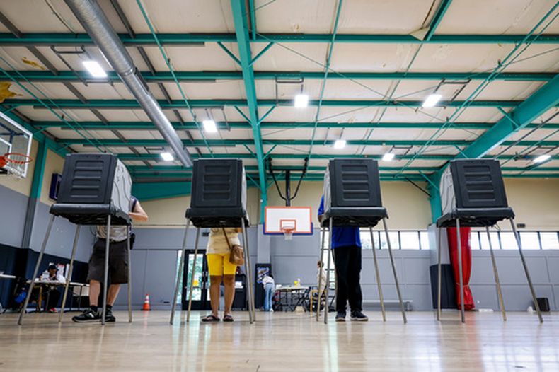 ARCHIVO – Votantes emiten su sufragio en la elección primaria en Windsor, Connecticut, el 11 de agosto de 2026. (AP Foto/Rusty Jones, Archivo)