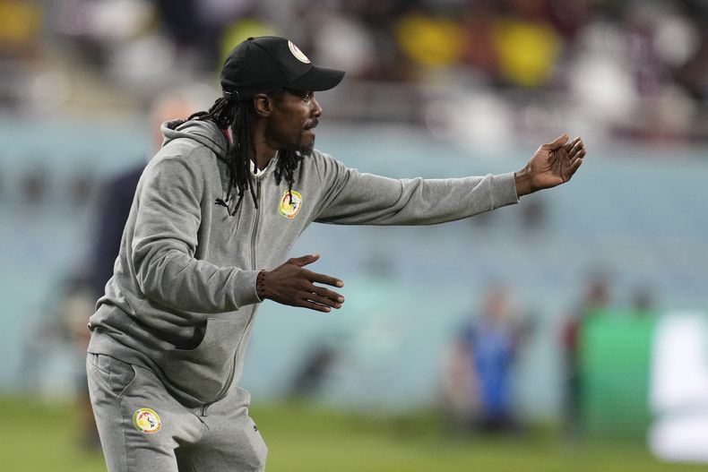 ARCHIVO - El técnico de Senegal Aliou Cissé durante el partido contra Ecuador en la Copa Mundial, el 29 de noviembre de 2022, en Doha, Qatar. (AP Foto/Natacha Pisarenko)