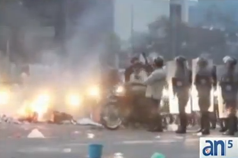 Maduro dará más información sobre la denuncia de conspiración de tres generales de la Aviación Venezolana que pretendían "un golpe de Estado". "Cueste lo que cueste nuestro pueblo tendrá su comida y nuestros niños lo que necesitan". A