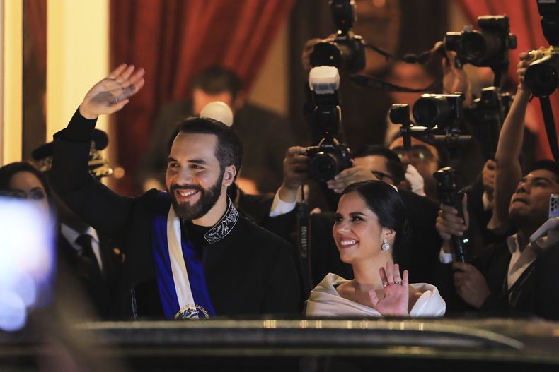 El presidente de El Salvador, Nayib Bukele, y la primera dama, Gabriela Bukele, saludan tras su discurso anual al Congreso en el Teatro Nacional en San Salvador, El Salvador, el domingo 1 de junio de 2025. (AP Foto/Salvador Melendez)