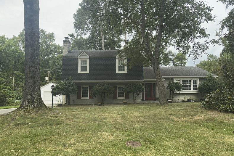 Esta casa en un suburbio de Richmond, Virginia, figura como sede de Acquisition Logistics LLC, una pequeña empresa que obtuvo un contrato del gobierno del presidente Donald Trump hasta por 1.200 millones de dólares para construir y operar lo que se prevé sea el centro de detención de inmigrantes más grande de Estados Unidos, ubicado en el interior de una base del Ejército en Texas. Los registros de propiedad indican que la vivienda pertenece a Kenneth A. Wagner, presidente y director ejecutivo de la compañía. (AP Foto/Alan Suderman)