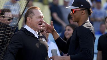 Juan Soto de los Yankees de Nueva York conversa con el agente Scott Boras previo al Juego 1 de la Serie Mundial ante los Dodgers de Los Ángeles, el viernes 25 de octubre de 2024, en Los Ángeles. (AP Foto/Julio Cortez)