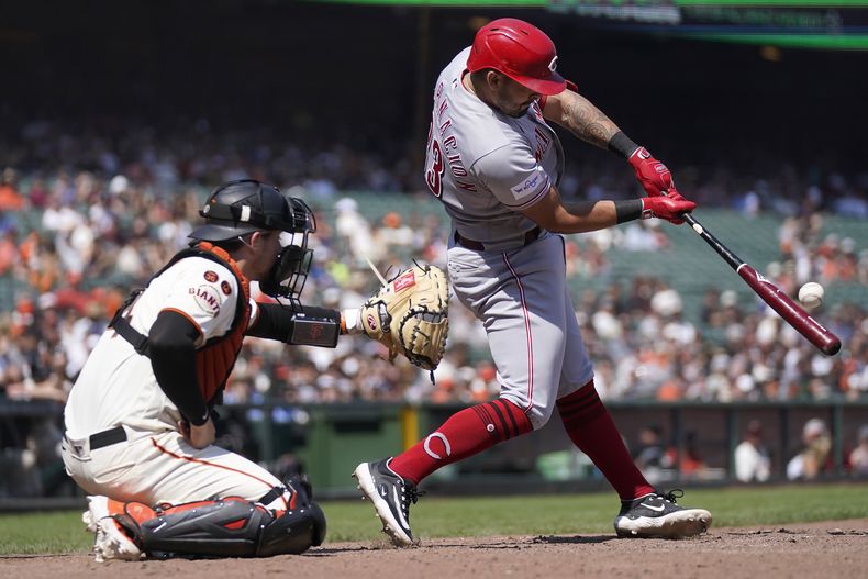 Christian Encarnación-Strand, derecha, batea cuadrangular de dos carreras ante la espera del receptor de los Gigantes de San Francisco Patrick Bailey durante la octava entrada del juego de béisbol del miércoles 30 de agosto de 2023. (AP Foto/Jeff Chiu)