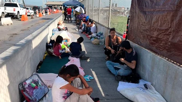 cubanos en mexico pagan por salvoconductos que no les serviran de nada.