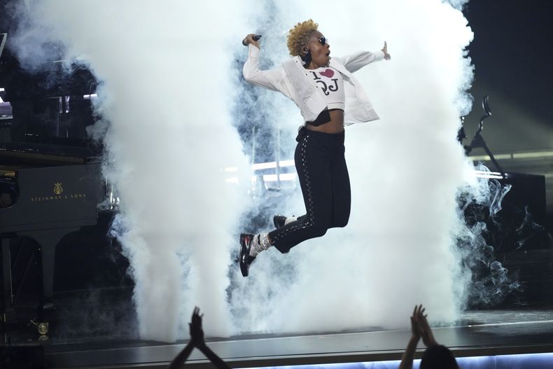 Janelle Monae interpreta Dont Stop til You Get Enough como tributo a Quincy Jones durante la 67ª entrega anual de los premios Grammy el domingo 2 de febrero de 2025 en Los Ángeles. (Foto AP/Chris Pizzello)