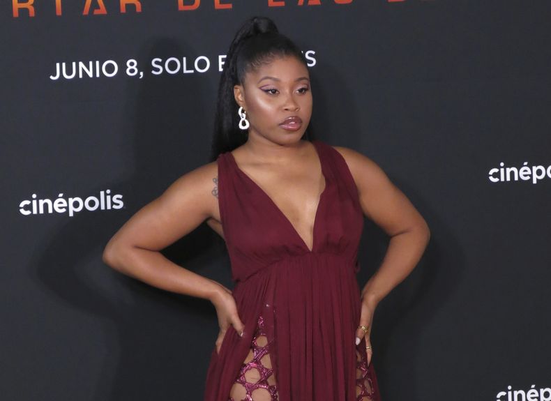 La actriz estadounidense Dominique Fishback posa a su llegada a la alfombra roja de Transformers: Rise of the Beasts, en la Ciudad de México el 30 de mayo de 2023. (Foto AP/Berenice Bautista)