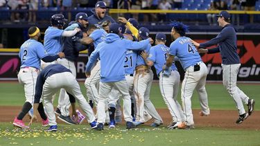 Los Rays de Tampa Bay celebran la victoria por 8-7 sobre los Yanquis de Nueva York en la décima entrada del juego de béisbol, el domingo 7 de mayo de 2023, en San Petersburgo, Florida. (AP Foto/Steve Nesius)