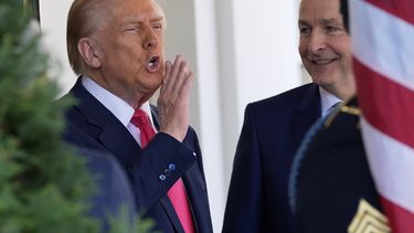 El presidente de Estados Unidos, Donald Trump, recibe al primer ministro de Irlanda, Micheál Martin, a su llegada al Ala Oeste de la Casa Blanca, el miércoles 12 de marzo de 2025. (AP Foto/Alex Brandon)
