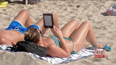 no todo es compras en black friday, visitantes se vinieron a miami beach a disfrutar de la tranquilidad de un dia de playa