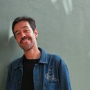 El músico mexicano Meme del Real posa para un retrato durante una entrevista para promocionar su álbum, La montaña encendida, en la Ciudad de México, el lunes 20 de octubre de 2025. (Foto AP/Berenice Bautista)