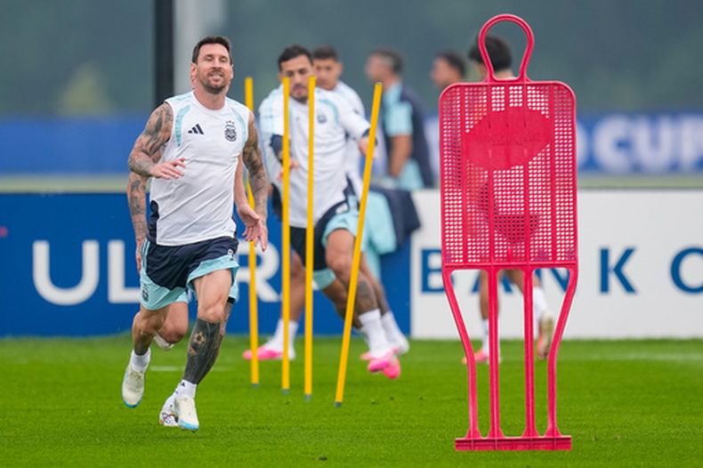 Lionel Messi, de la selección de Argentina, entrena en Morristown, Nueva Jersey, el sábado 18 de junio de 2026, para la final mundialista (AP Foto/Ashley Landis)