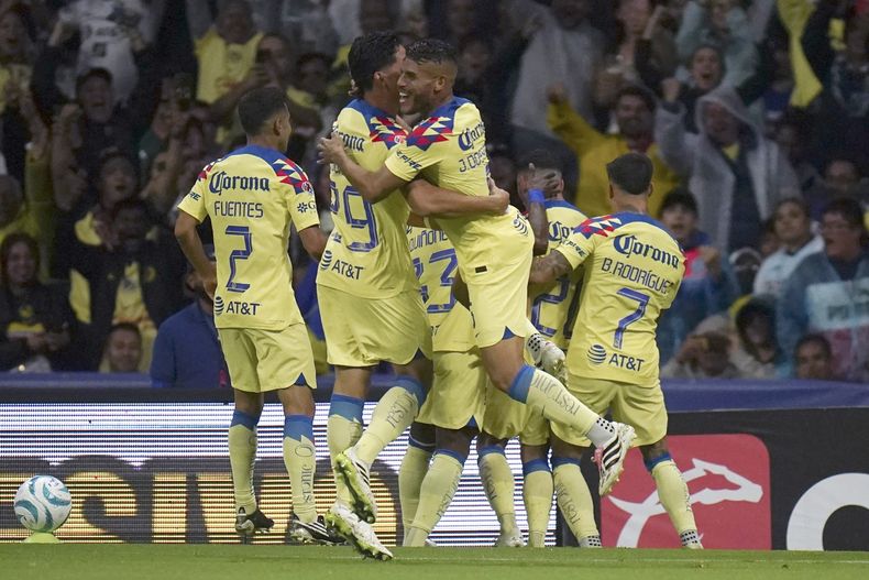 Jugadores del América celebran tras anotar en el Clásico Joven ante el Cruz Azul en encuentro de la Liga MX en el Estadio Azteca el sábado 2 de septiembre del 2023. (AP Foto/Marco Ugarte)