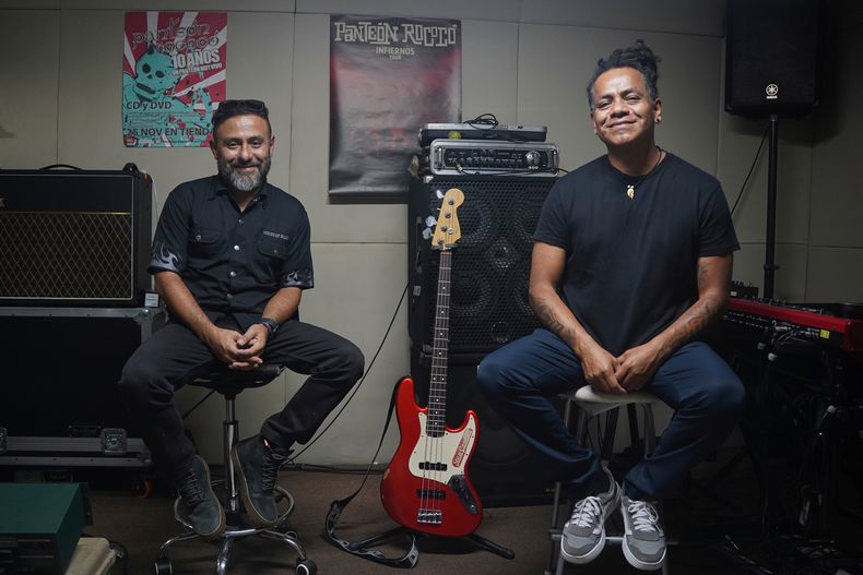 El tecladista Felipe Bustamante, a la izquierda, y el percusionista Tanis de la banda mexicana de ska Panteón Rococó posan para una foto en la Ciudad de México, el miércoles 10 de septiembre de 2025. (Foto AP/Jon Orbach)