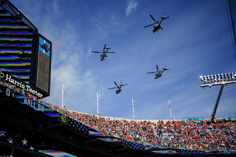 Un escuadrón de helicópteros de los Marines de los Estados Unidos sobrevuelan el Estadio Bank of Americana antes del encuentro entre los Panthers de Carolina y los Chiefs de Kansas City el 24 de noviembre del 2024. (AP Foto/Jacob Kupferman)