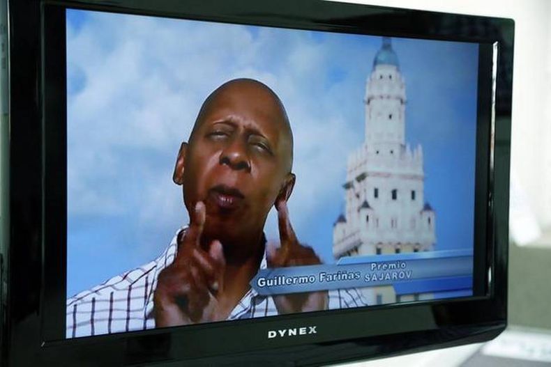 El conocido disidente cubano apoya la reelección de Joe García en un anuncio de televisión.