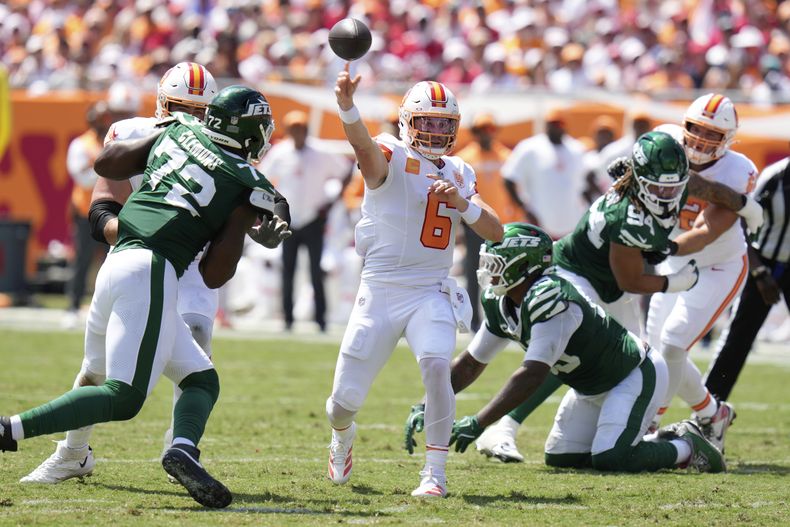 El quarterback de los Buccaneers de Tampa Bay Baker Mayfield lanza un pase en el encuentro ante los Jets de Nueva York el domingo 21 de septiembre del 2025. (AP Foto/Chris OMeara)