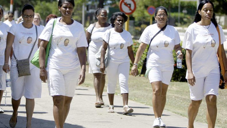 Treinta integrantes del movimiento opositor Damas de Blanco en Santiago de Cuba han abandonado el grupo y planean reunirse la próxima semana para decidir su futuro, confirmó el miércoles la ex representante del colectivo en esa ciudad, Belkis Cantillo, un