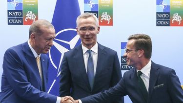 ARCHIVO - El presidente de Turquía, Recep Tayyip Erdogan, a la izquierda, estrecha la mano del primer ministro de Suecia, Ulf Kristersson, a la derecha, mientras el secretario general de la OTAN, Jens Stoltenberg, observa antes de una reunión previa a una cumbre de la OTAN en Vilna, Lituania, el lunes 10 de julio de 2023. (Yves Herman, Pool Foto via AP, Archivo)