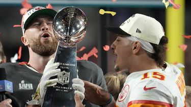 ARCHIVO - El tight end de los Chiefs de Kansas City Travis Kelce (izquierda), y el quarterback Patrick Mahomes (15) sostienen el trofeo Vince Lombardi luego de ganar el Super Bowl 57 ante los Eagles de Filadelfia el domingo 12 de febrero de 2023, en Glendale, Arizona. (AP Foto/Marcio J. Sanchez, File)