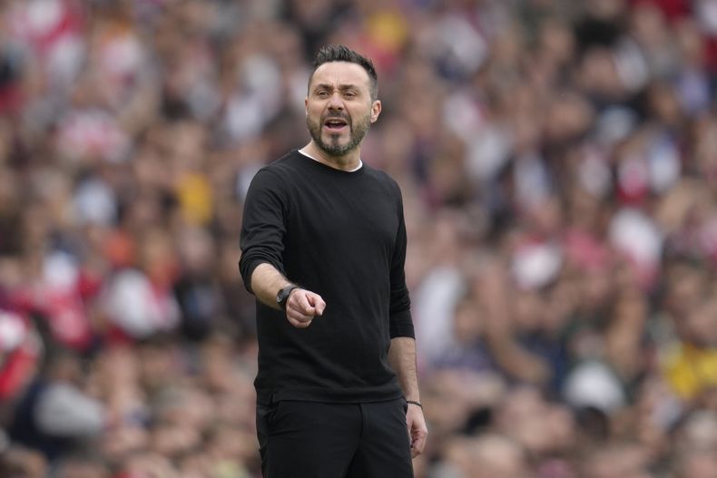 ARCHIVO - El entrenador de Brighton Roberto De Zerbi da instrucciones en el partido de fútbol de la Liga Premier de Inglaterra entre Arsenal y Brighton y Hove Albion en el estadio Emirates, en Londres, el domingo 14 de mayo de 2023. Bajo amenaza de perder sus lugares en competencias en Europa, Brighton, Toulouse y Aston Villa fueron autorizados por UEFA para jugar la siguiente temporada, a pesar de que sus propietarios estén ligados con otros equipos que clasificaron, incluido el AC Milan. (AP Foto/Kirsty Wigglesworth, Archivo)