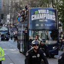 ARCHIVO- Jugadores de los Seahawks de Seattle participan en el desfile y la celebración del Super Bowl 60 de la NFL, el miércoles 11 de febrero de 2026, en Seattle. (Foto AP/John Froschauer, Archivo)