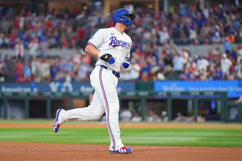 Corey Seager de los Rangers de Texas recorre las bases tras batear un jonrón ante los Mets de Nueva York, el jueves 24 de septiembre de 2026, en Arlington, Texas. (AP Foto/Julio Cortez)