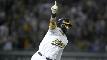 Seth Brown, de los Atléticos de Oakland, festeja tras conectar el jonrón del triunfo sobre los Tigres de Detroit, en el 13er inning del juego del viernes 6 de septiembre de 2024 (AP Foto/Tony Avelar)