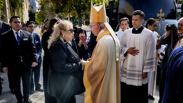 El arzobispo José H. Gómez saluda a Linda Valenzuela tras el funeral de su esposo, el ex pitcher de los Dodgers de Los Ángeles Fernando Valenzuela, en la catedral de Nuestra Señora de Los Ángeles, el miércoles 6 de noviembre de 2024. (AP Foto/Damian Dovarganes)