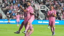 El delantero argentino Lionel Messi, de Inter Miami, a la izquierda, celebra con el defensa español Jordi Alba, a la derecha, después de anotar un gol durante la primera mitad de un partido de fútbol de la MLS contra el Seattle Sounders, el martes 16 de septiembre de 2025, en Fort Lauderdale, Florida. (AP Photo/Lynne Sladky)