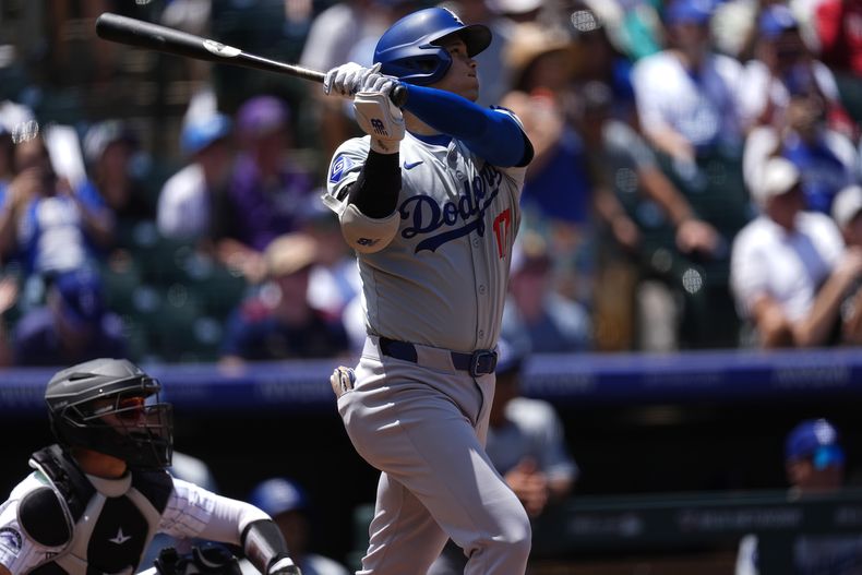 Shohei Ohtani, de los Dodgers de Los Ángeles, batea un jonrón solitario en el primer inning del juego del jueves 20 de junio de 2024, ante los Rockies de Colorado (AP Foto/David Zalubowski)