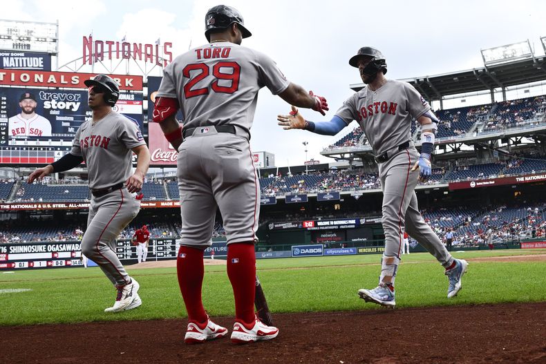 Trevor Story, derecho de los Medias Rojas de Boston, celebra después de su jonrón de dos carreras con Abraham Toro (29) durante la primera entrada de un partido de béisbol contra los Nacionales de Washington, el domingo 6 de julio de 2025, en Washington. (Foto AP/Nick Wass)