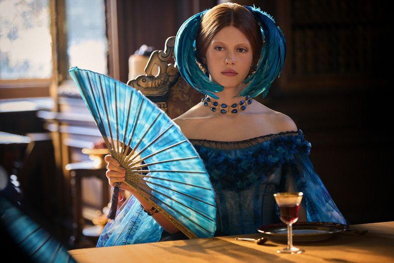 Esta imagen difundida por Netflix muestra a Mia Goth en una escena de Frankenstein. (Netflix via AP)