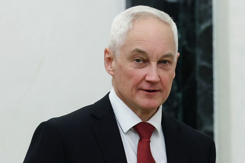 ARCHIVO - El ministro ruso de Defensa, Andrei Belousov, llega a una reunión del Consejo de Seguridad con el presidente, Vladímir Putin, en el Kremlin, Moscú, el viernes 20 de febrero de 2026. (Vyacheslav Prokofyev/Sputnik, Kremlin Pool Foto via AP, Archivo)