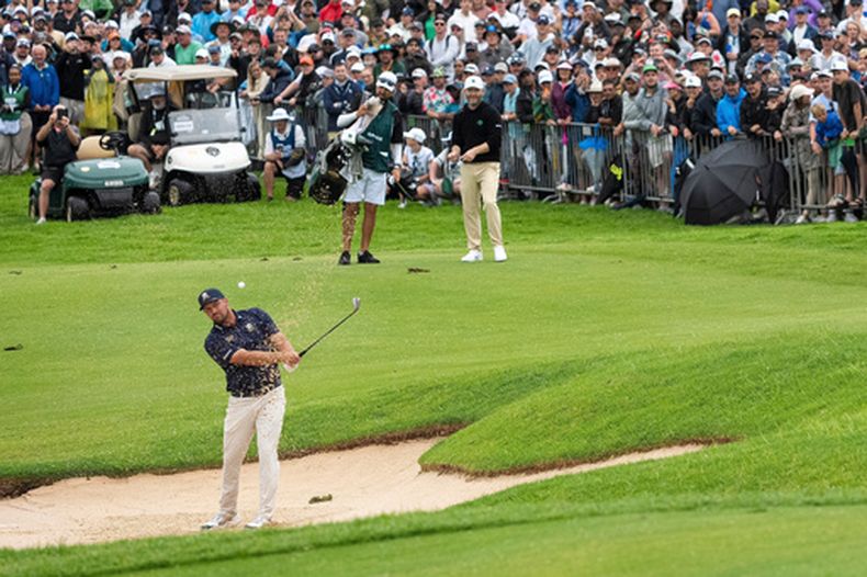 Bryson DeChambeau despeja desde el bunker en el 18vo hoyo de un torneo de LIV Golf, el domingo 22 de marzo de 2026, en Midrand, Sudáfrica. (LIV Golf vía AP)