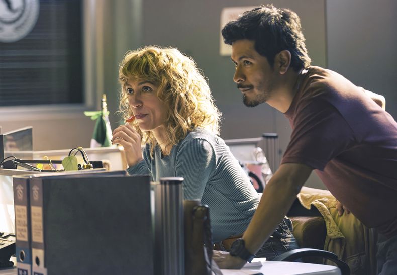 Esta imagen difundida por Netflix muestra a Mayra Hermosillo, izquierda, y Harold Torres, en una escena de Gringo Hunters. (Carla Danieli/Netflix via AP)