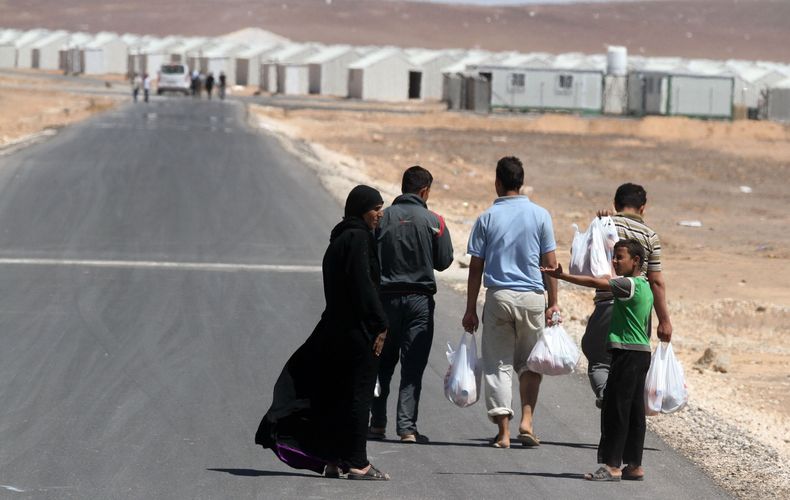 Una familia de refugiados sirios camina hacia el campo de Azraq, que se extiende por 15 kil&oacute;metros (9 millas), y est&aacute; a 90 kil&oacute;metros (55 millas) de la frontera siria en Jordania, el mi&eacute;rcoles 30 de abril de 2014. (AP Foto/Raad