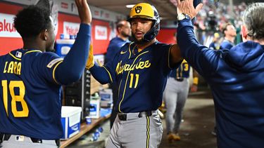 El venezolano Jackson Chourio festeja con sus compañeros en la cueva de los Cerveceros de Milwaukee, luego de anotar ante los Angelinos de Los Ángeles el sábado 1 de agosto de 2026 (AP Foto/William Liang)