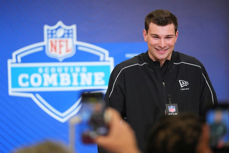 ARCHIVO - Fernando Mendoza, quarterback de Indiana, habla en conferencia de prensa en el NFL Combine, evento que reúne a los cazatalentos de la liga con los principales prospectos colegiales, el 27 de febrero de 2026, en Indianápolis. (AP Foto/Julio Cortez, Archivo)