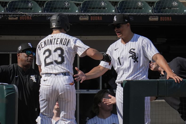 Andrew Benintendi, de los Medias Blancas de Chicago, festeja con el manager Will Venable luego de conectar un jonerón solitario ante los Gigantes de Sa Francisco, el sábado 28 de junio de 2025 (AP Foto/Erin Hooley)
