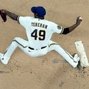 El colombiano Julio Tehrán, abridor de los Cerveceros de Milwaukee, realiza su primera actuación con el equipo en un duelo ante los Gigantes de San Francisco, el jueves 25 de mayo de 2023 (AP Foto/Morry Gash)
